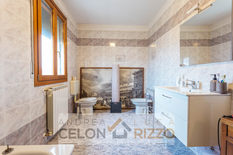 In un quartiere tranquillo e ben abitato di Anguillara Veneta, caratterizzato da porzioni e ville...