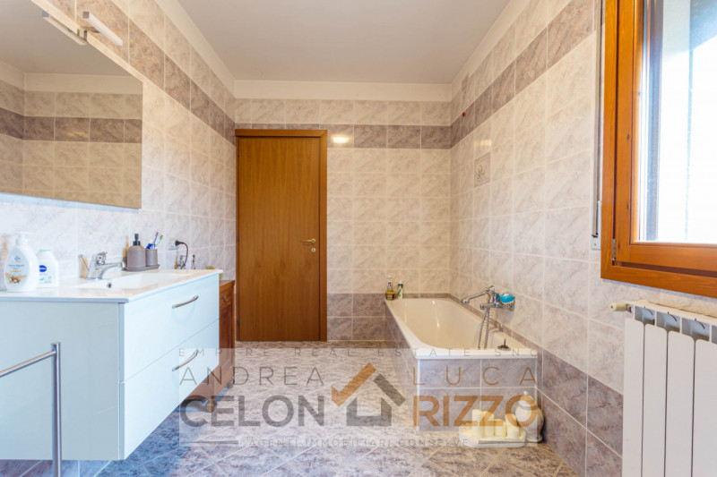 In un quartiere tranquillo e ben abitato di Anguillara Veneta, caratterizzato da porzioni e ville...