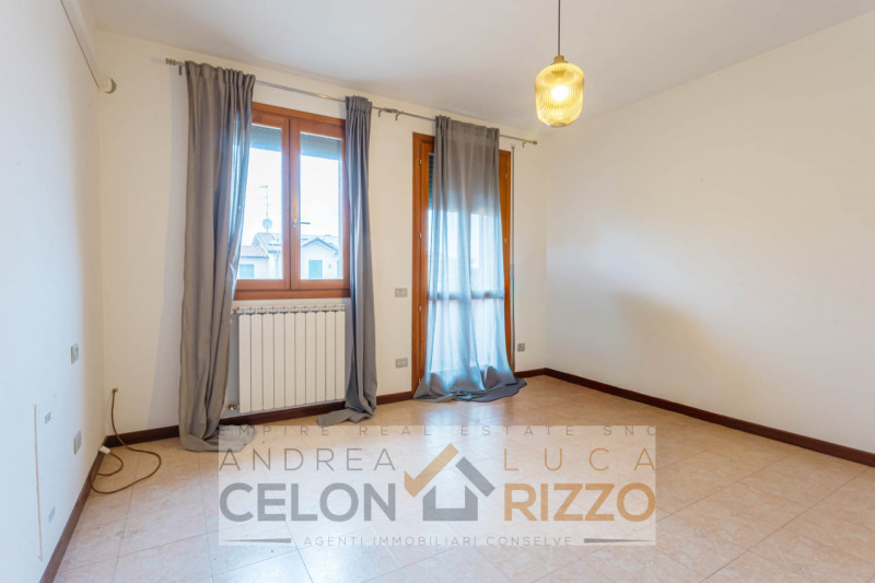 In un quartiere tranquillo e ben abitato di Anguillara Veneta, caratterizzato da porzioni e ville...