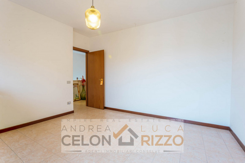 In un quartiere tranquillo e ben abitato di Anguillara Veneta, caratterizzato da porzioni e ville...