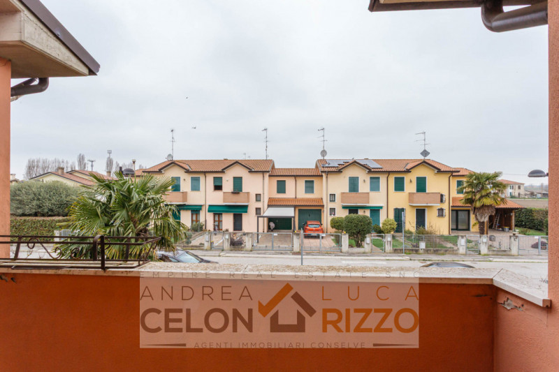 In un quartiere tranquillo e ben abitato di Anguillara Veneta, caratterizzato da porzioni e ville...