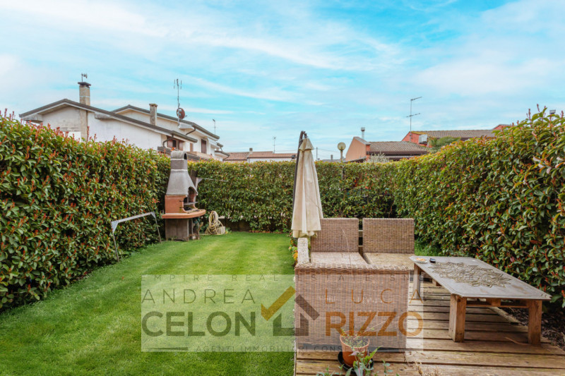 In un quartiere tranquillo e ben abitato di Anguillara Veneta, caratterizzato da porzioni e ville...