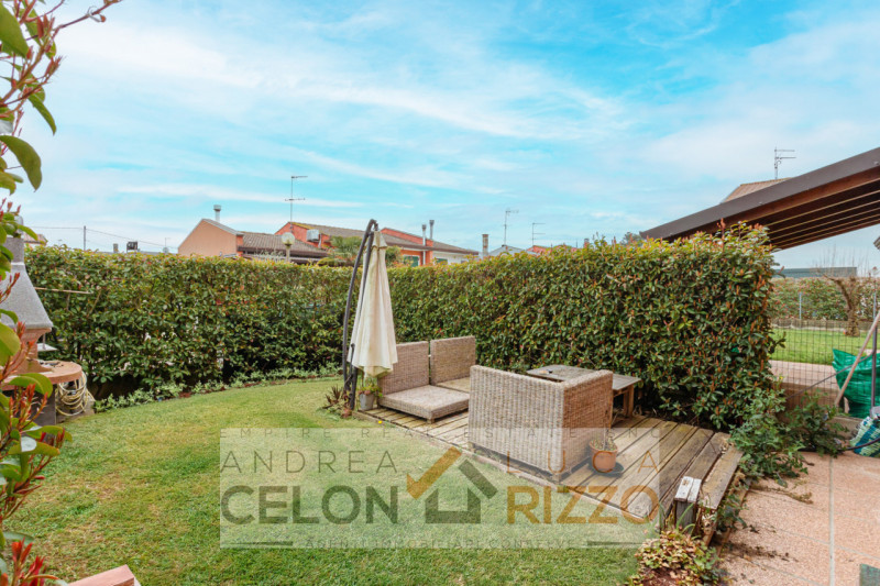 In un quartiere tranquillo e ben abitato di Anguillara Veneta, caratterizzato da porzioni e ville...