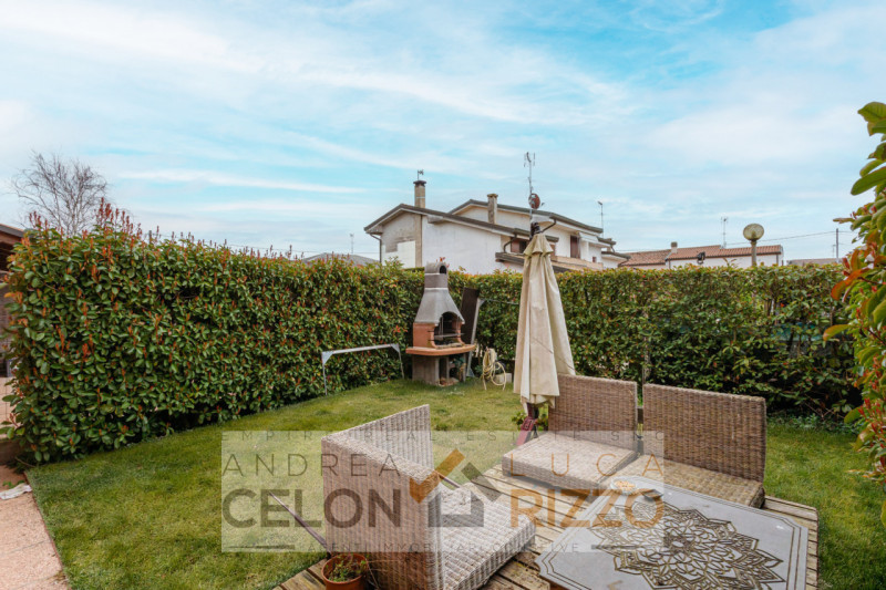 In un quartiere tranquillo e ben abitato di Anguillara Veneta, caratterizzato da porzioni e ville...