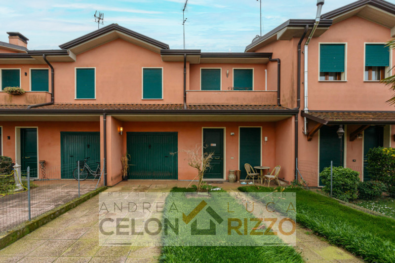 In un quartiere tranquillo e ben abitato di Anguillara Veneta, caratterizzato da porzioni e ville...