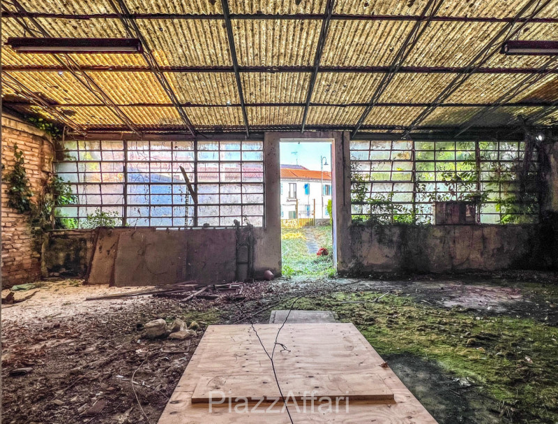 In pieno centro storico, in una delle vie più prestigiose della città (Viale degli Alpini), fuori...