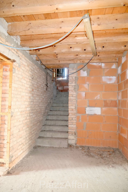 In pieno centro storico, in una delle vie più prestigiose della città (Viale degli Alpini), fuori...