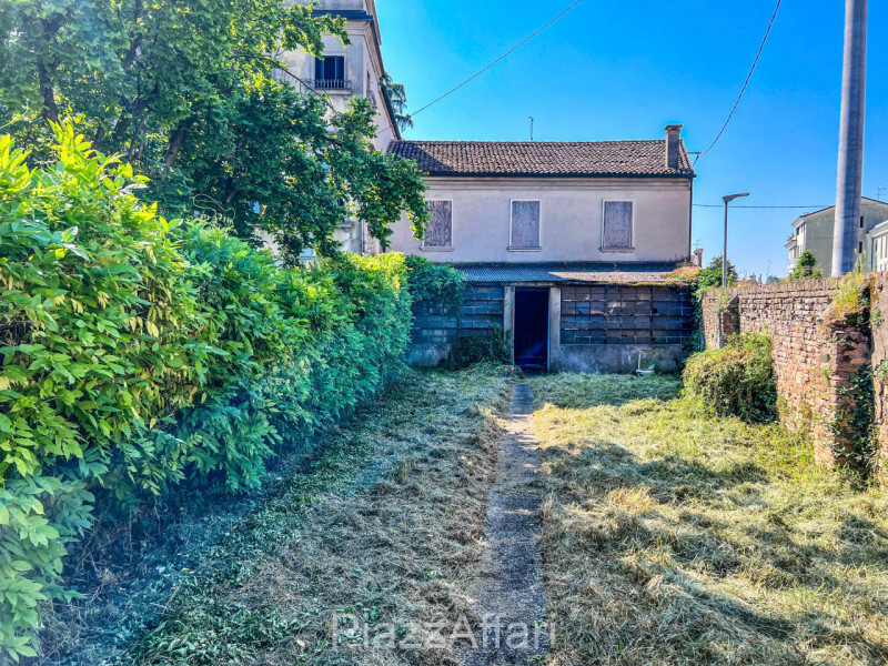 In pieno centro storico, in una delle vie più prestigiose della città (Viale degli Alpini), fuori...