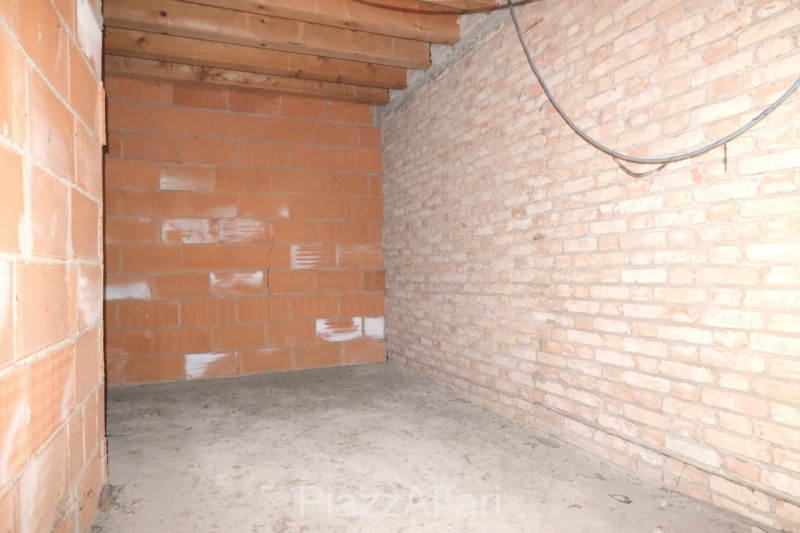 In pieno centro storico, in una delle vie più prestigiose della città (Viale degli Alpini), fuori...