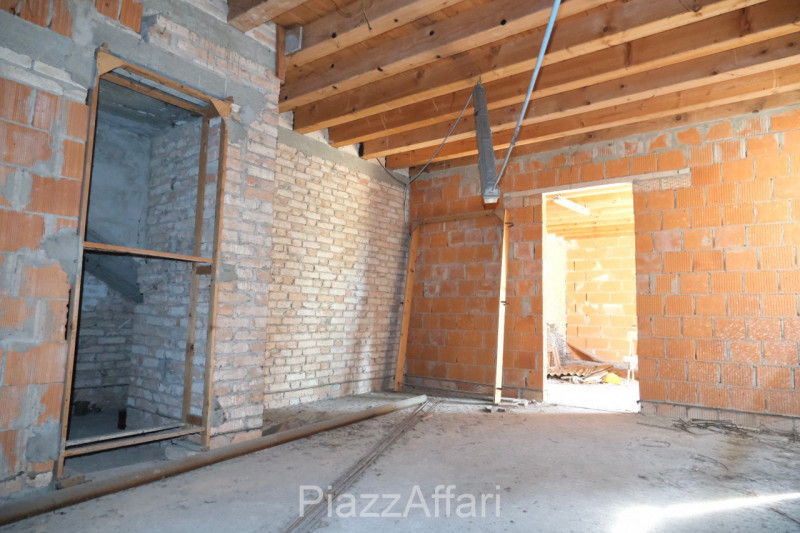 In pieno centro storico, in una delle vie più prestigiose della città (Viale degli Alpini), fuori...