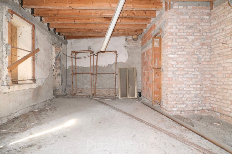 In pieno centro storico, in una delle vie più prestigiose della città (Viale degli Alpini), fuori...