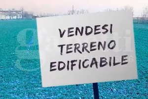 PROPONIAMO IN VENDITA UN’INTERESSANTE AREA EDIFICABILE A DESTINAZIONE PRODUTTIVA, SITUATA LUNGO L...