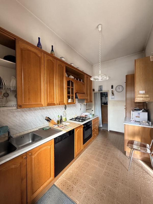 Nel cuore del quartiere residenziale di Camin, a pochi minuti dal centro di Padova e comodo alle ...