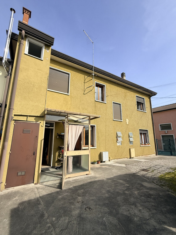 Nel cuore del quartiere residenziale di Camin, a pochi minuti dal centro di Padova e comodo alle ...