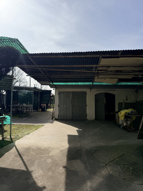 Nel cuore del quartiere residenziale di Camin, a pochi minuti dal centro di Padova e comodo alle ...