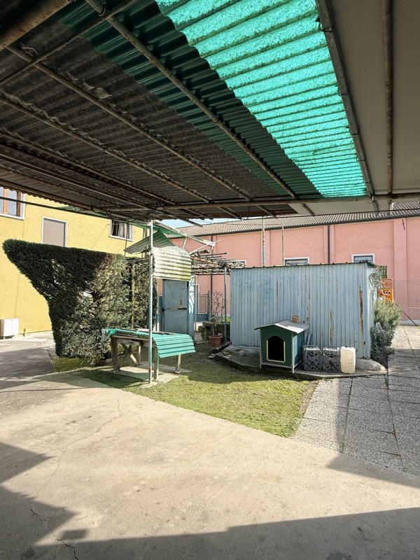 Nel cuore del quartiere residenziale di Camin, a pochi minuti dal centro di Padova e comodo alle ...