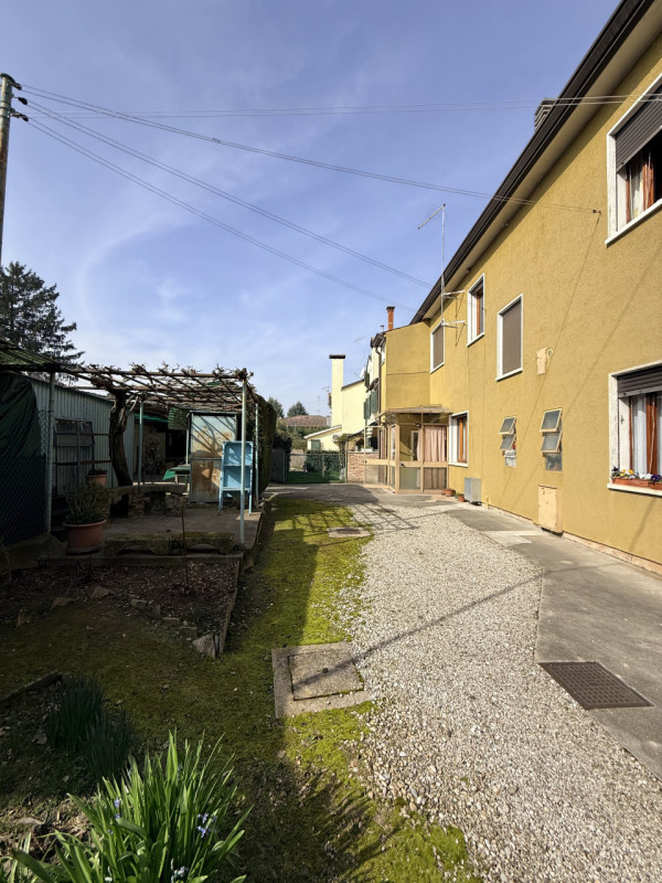Nel cuore del quartiere residenziale di Camin, a pochi minuti dal centro di Padova e comodo alle ...