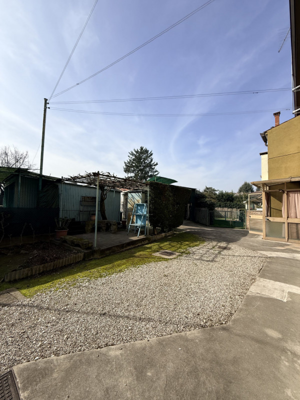 Nel cuore del quartiere residenziale di Camin, a pochi minuti dal centro di Padova e comodo alle ...