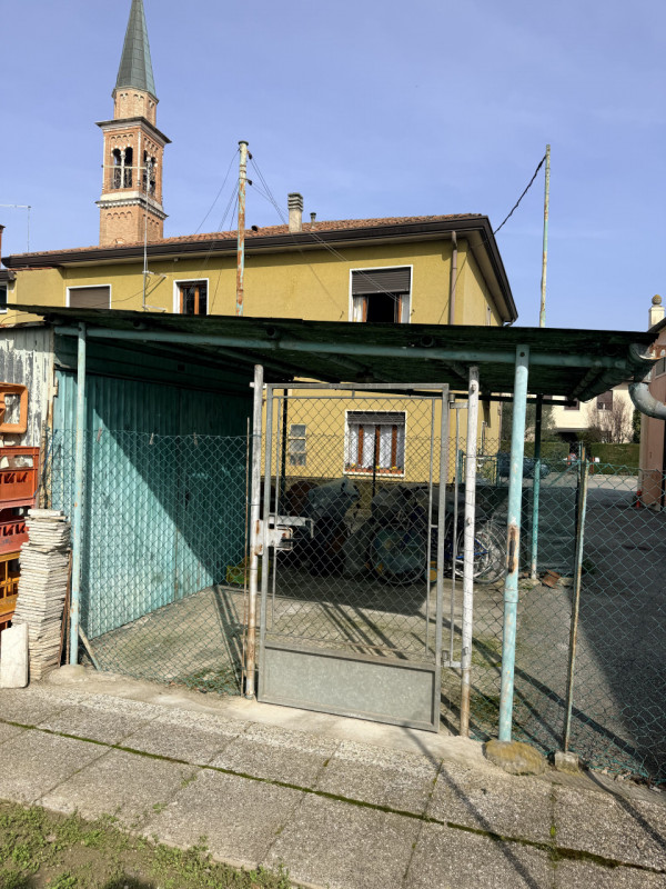 Nel cuore del quartiere residenziale di Camin, a pochi minuti dal centro di Padova e comodo alle ...