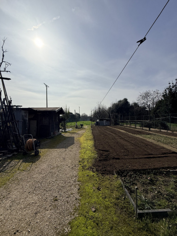 Nel cuore del quartiere residenziale di Camin, a pochi minuti dal centro di Padova e comodo alle ...