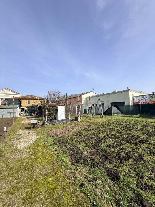 Nel cuore del quartiere residenziale di Camin, a pochi minuti dal centro di Padova e comodo alle ...