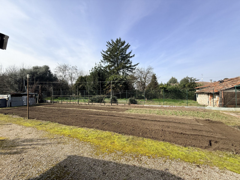 Nel cuore del quartiere residenziale di Camin, a pochi minuti dal centro di Padova e comodo alle ...