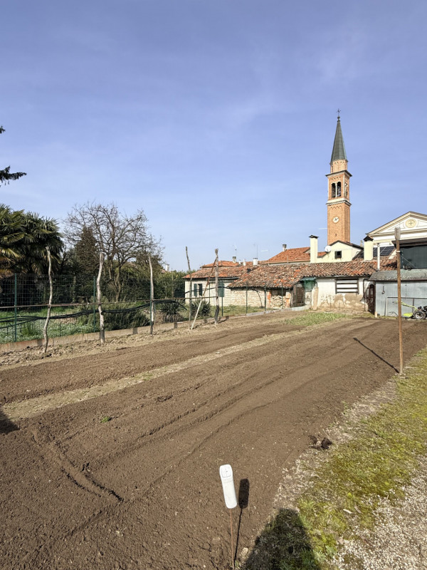 Nel cuore del quartiere residenziale di Camin, a pochi minuti dal centro di Padova e comodo alle ...