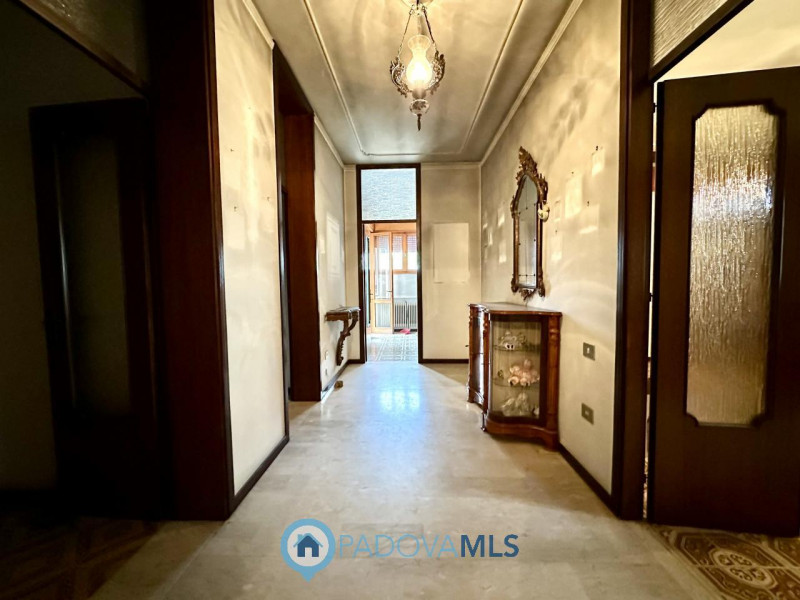 Immobile in esclusiva al Gruppo Padova MLS
In zona molto centrale, comoda a tutti i servizi, si p...