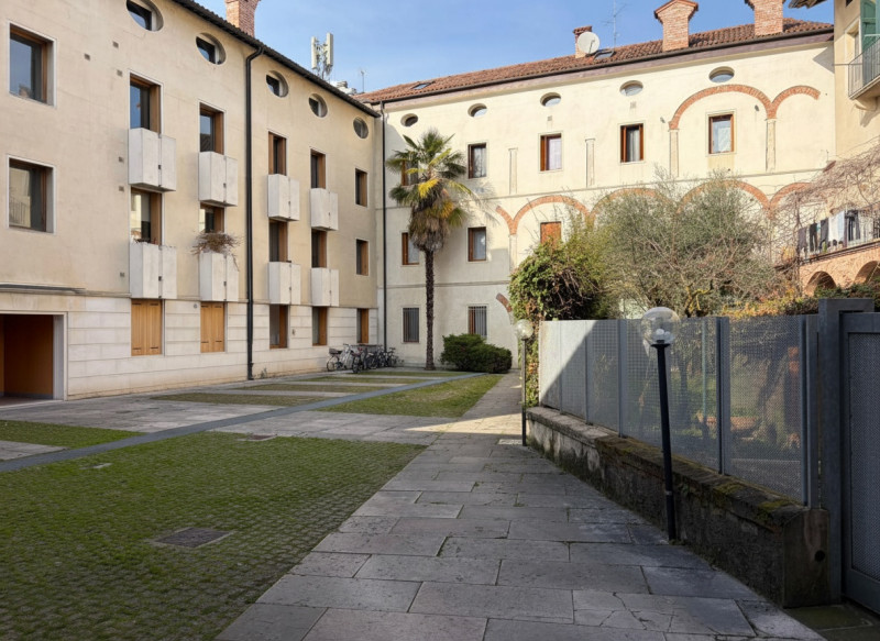 UBICAZIONE E CONTESTO

Nel cuore di Vicenza, proponiamo un appartamento situato al secondo piano ...