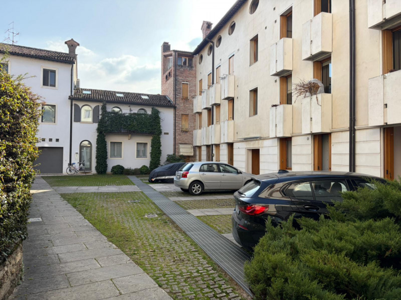 UBICAZIONE E CONTESTO

Nel cuore di Vicenza, proponiamo un appartamento situato al secondo piano ...