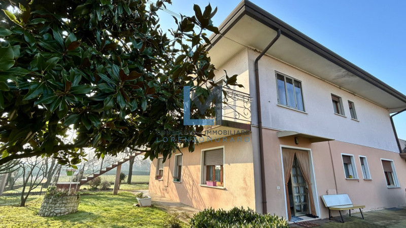 A Trevignano, nella frazione di Musano, proponiamo in vendita villa unifamiliare dalle metrature ...