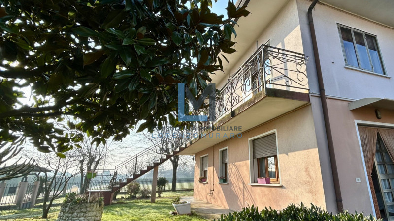 A Trevignano, nella frazione di Musano, proponiamo in vendita villa unifamiliare dalle metrature ...