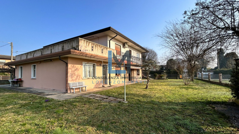 A Trevignano, nella frazione di Musano, proponiamo in vendita villa unifamiliare dalle metrature ...