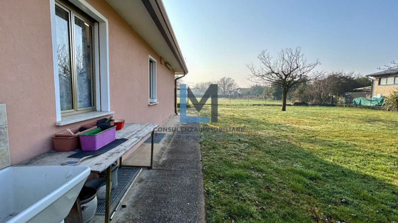 A Trevignano, nella frazione di Musano, proponiamo in vendita villa unifamiliare dalle metrature ...