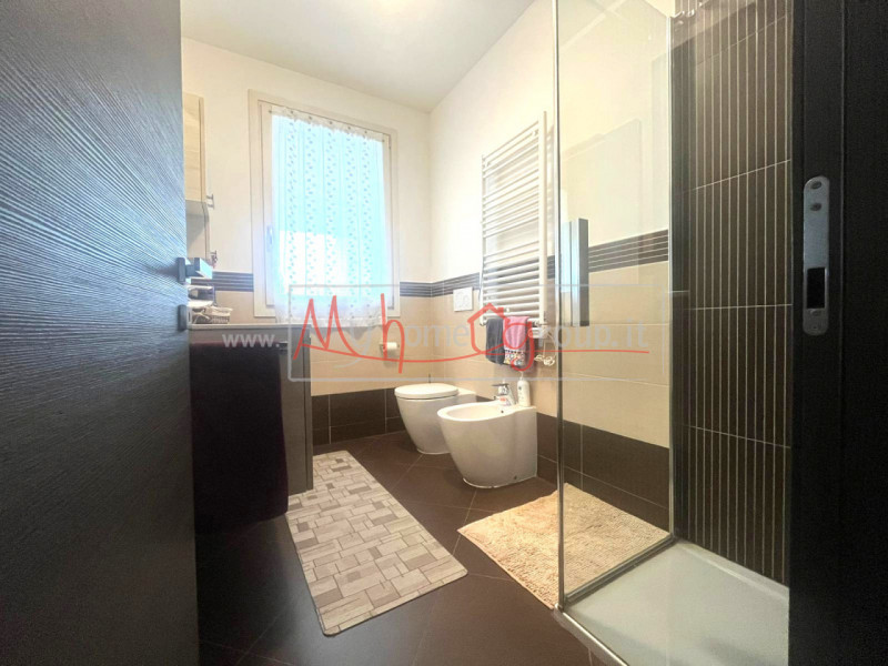 TENCAROLA - (Rif.A914-S) Proponiamo in vendita un moderno appartamento trilocale situato nel cuor...