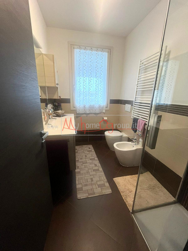 TENCAROLA - (Rif.A914-S) Proponiamo in vendita un moderno appartamento trilocale situato nel cuor...