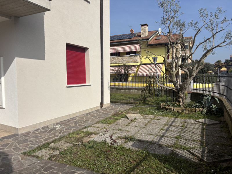 In un tranquillo quartiere residenziale di Mestrino, immerso nel verde e allo stesso tempo a poch...
