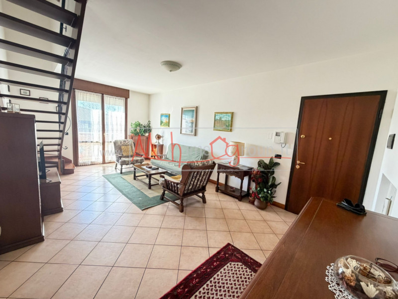 SELVAZZANO - (Rif.A222-s) - Proponiamo un recente appartamento all'ultimo piano in centro a Selva...