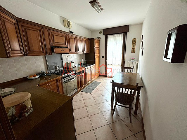 SELVAZZANO - (Rif.A222-s) - Proponiamo un recente appartamento all'ultimo piano in centro a Selva...