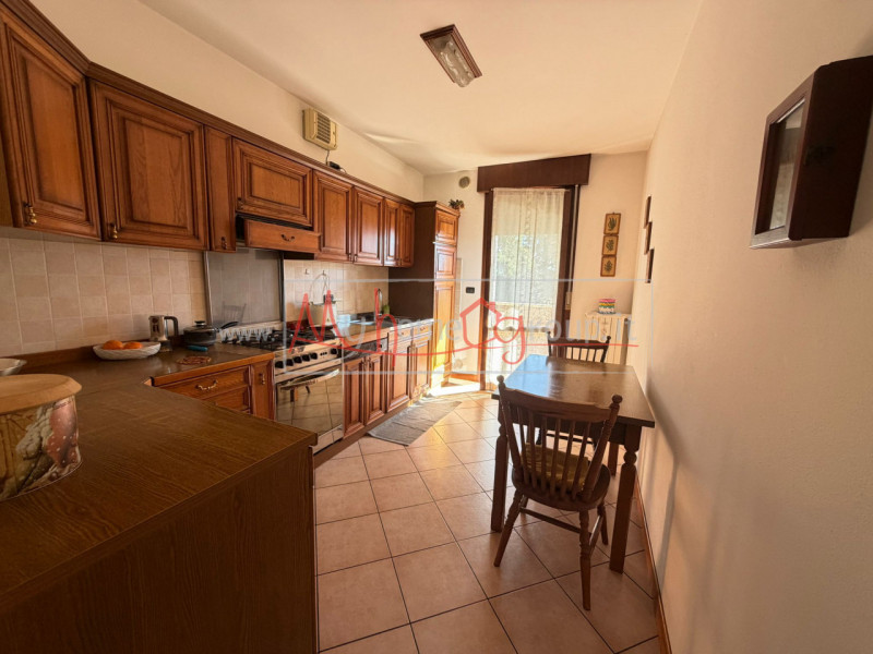 SELVAZZANO - (Rif.A222-s) - Proponiamo un recente appartamento all'ultimo piano in centro a Selva...