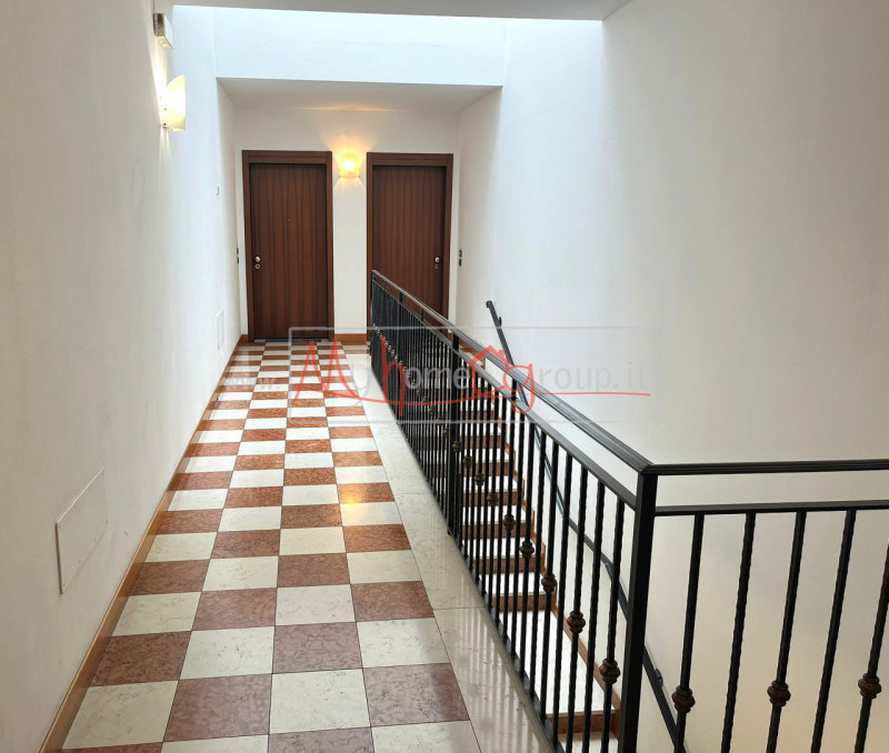 SELVAZZANO - (Rif.A222-s) - Proponiamo un recente appartamento all'ultimo piano in centro a Selva...