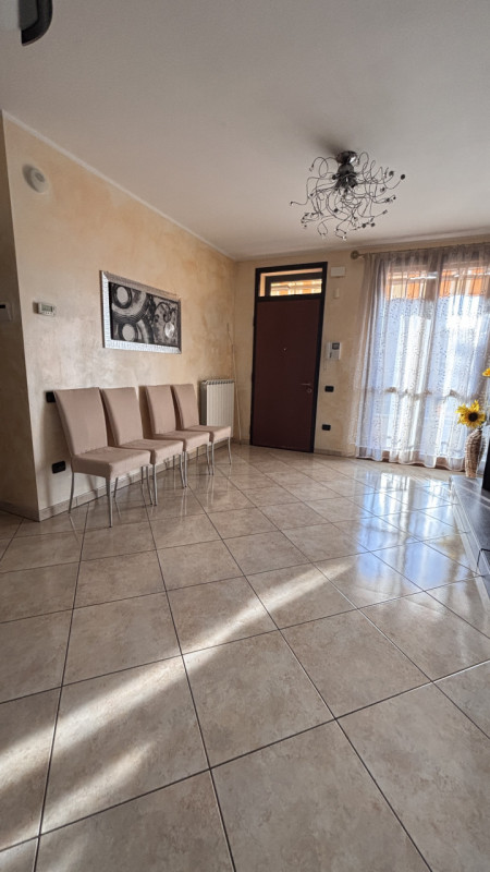 Arcobaleno Immobiliare ti presenta questo accogliente trilocale con ingresso indipendente, situat...