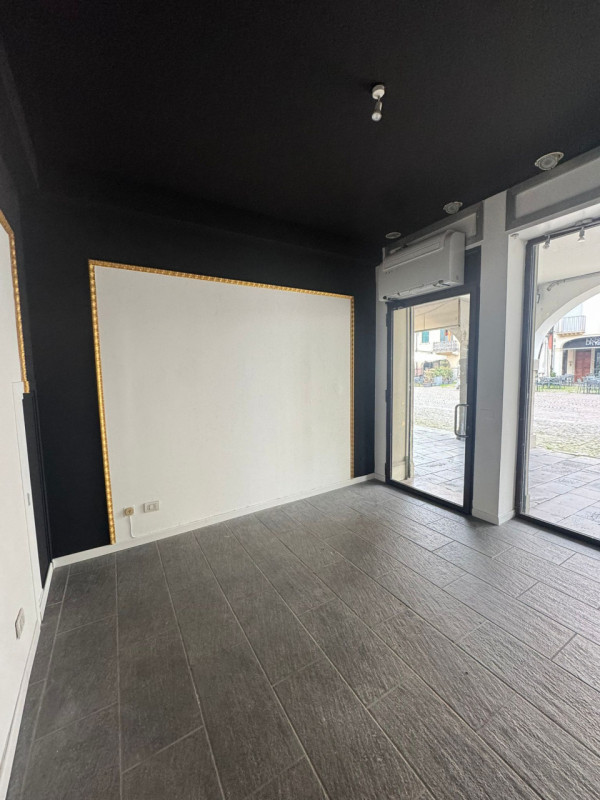 COMPOSIZIONE:
Proponiamo in vendita negozio commerciale al piano terra, costituito da unica sala ...