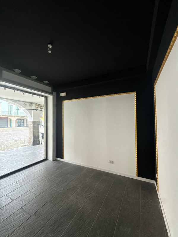 COMPOSIZIONE:
Proponiamo in vendita negozio commerciale al piano terra, costituito da unica sala ...