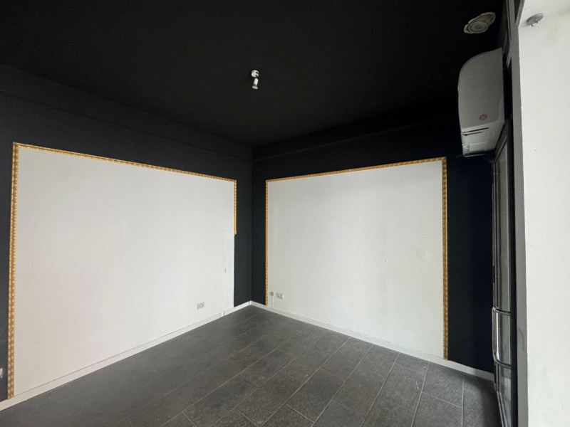 COMPOSIZIONE:
Proponiamo in vendita negozio commerciale al piano terra, costituito da unica sala ...