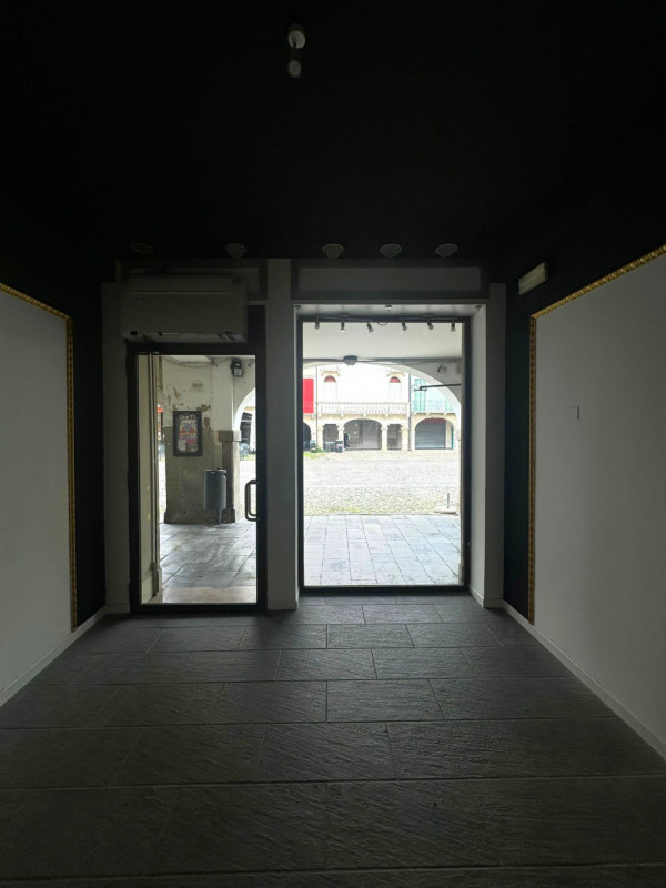 COMPOSIZIONE:
Proponiamo in vendita negozio commerciale al piano terra, costituito da unica sala ...