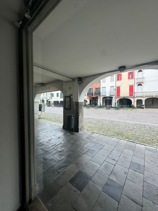 COMPOSIZIONE:
Proponiamo in vendita negozio commerciale al piano terra, costituito da unica sala ...