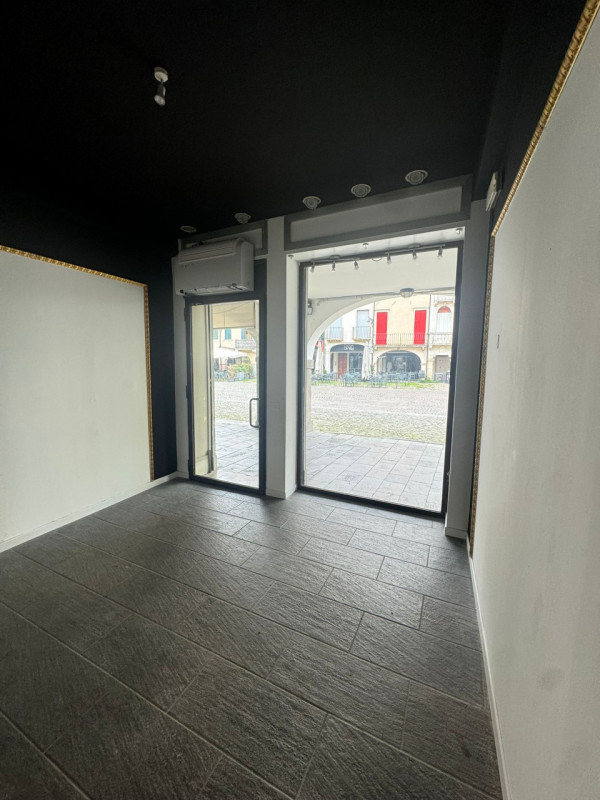 COMPOSIZIONE:
Proponiamo in vendita negozio commerciale al piano terra, costituito da unica sala ...