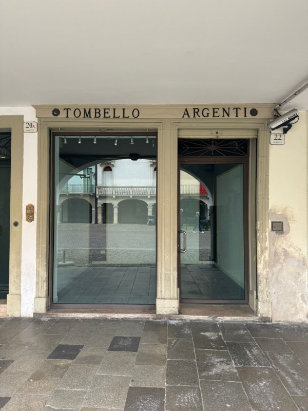 COMPOSIZIONE:
Proponiamo in vendita negozio commerciale al piano terra, costituito da unica sala ...