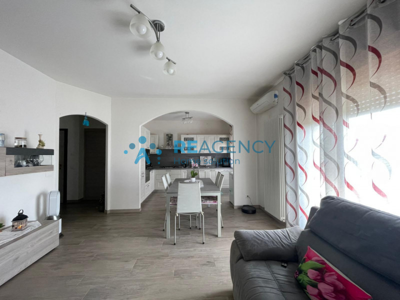 In una zona tranquilla e lontana dal traffico, ma allo stesso tempo comoda al centro del paese e ...